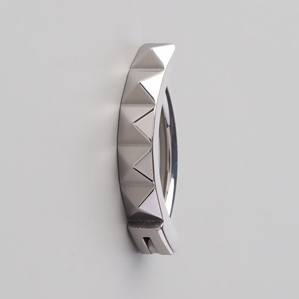 Hinged Belly Bar Pyramid Cuts in Silver - Titanium