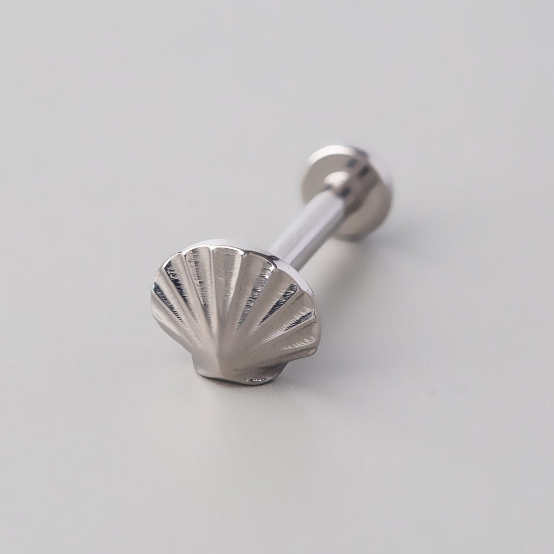 Scallop Threadless Labret in Silver - Titanium - Camden Body Jewellery