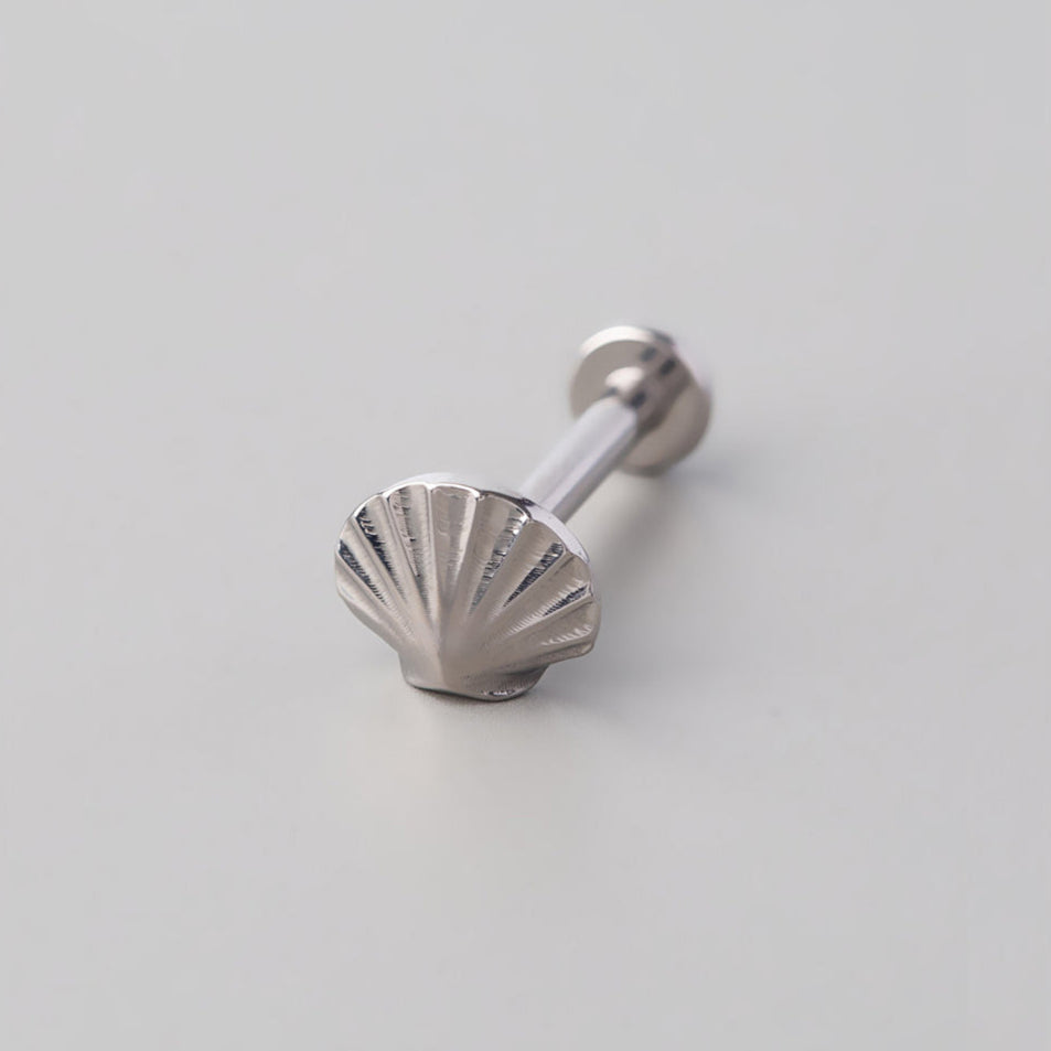 Scallop Threadless Labret in Silver - Titanium - Camden Body Jewellery
