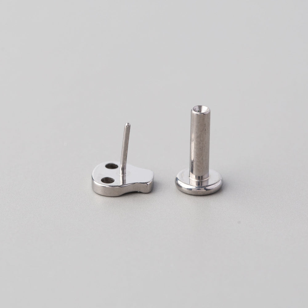 Skull Threadless Labret in Silver - Titanium