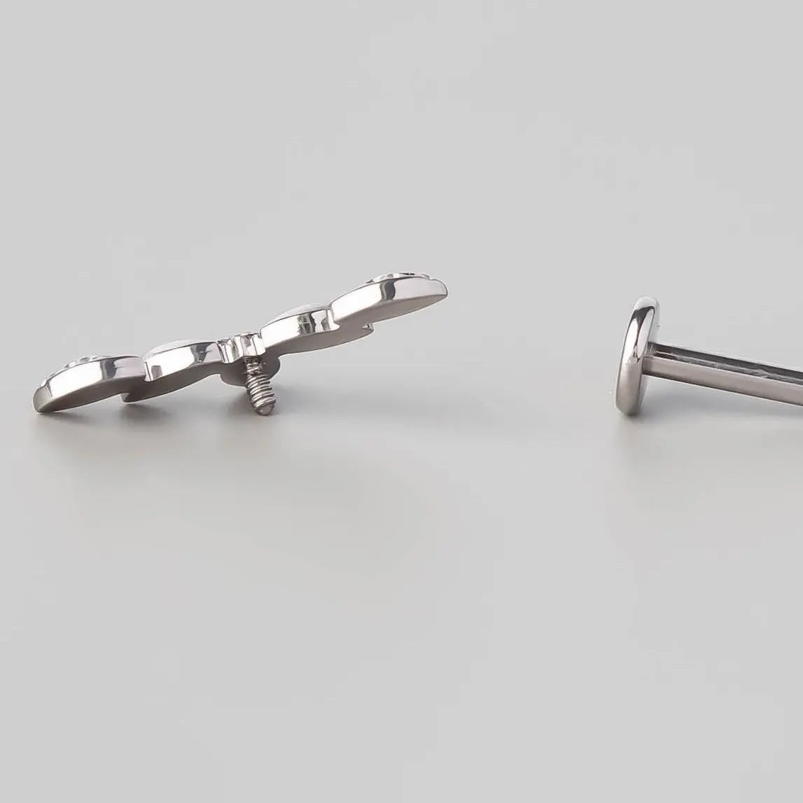 Gap Bumped Cut 5 Leaves Labret - Camden Body Jewellery